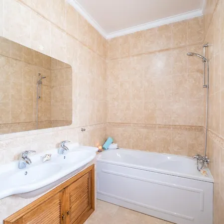 Villa In Albufeira Near Beaches And Golf * Albufeira