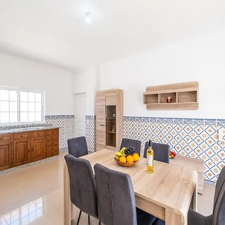 Villa In Albufeira Near Beaches And Golf Βίλα