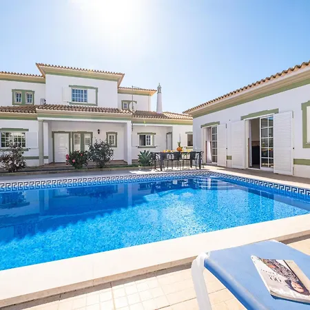 Villa In Albufeira Near Beaches And Golf Villa *