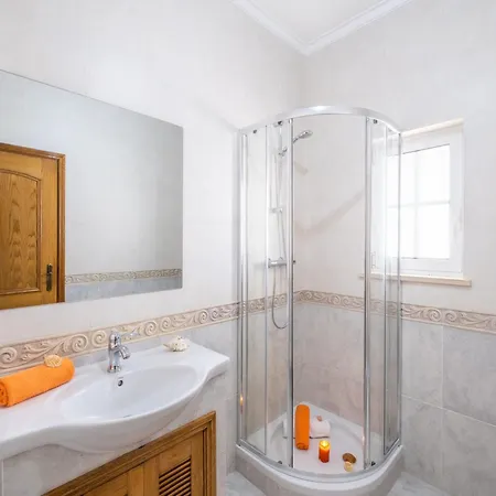 Villa In Albufeira Near Beaches And Golf Willa *